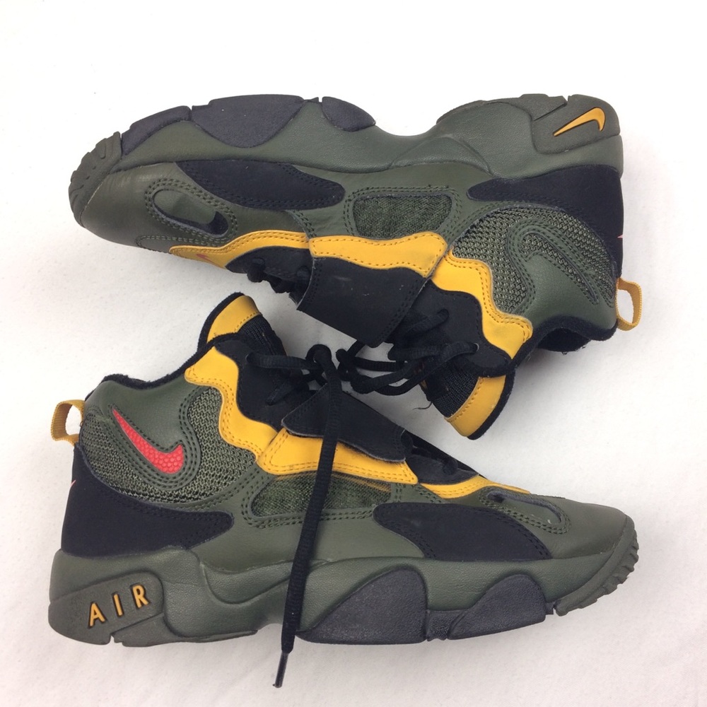 Nike Boys 5.5Y Basketball Sneakers
